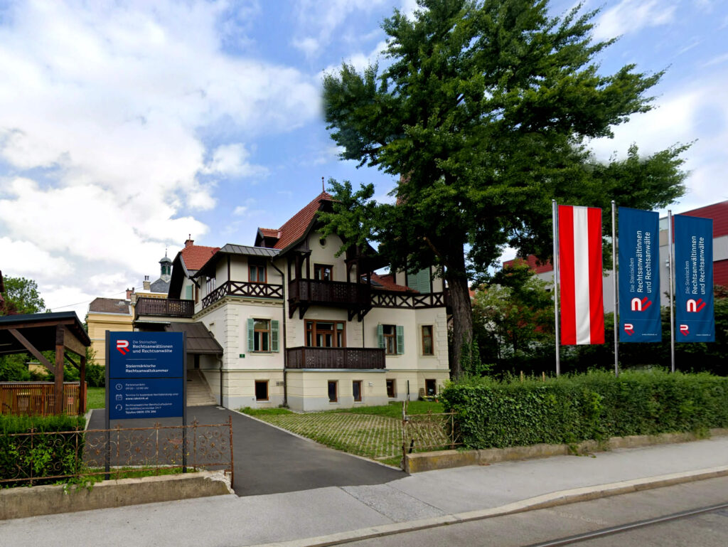 Außenansicht mit Orientierungstafel und Fahnen der Steiermärkischen Rechtsanwaltskammer